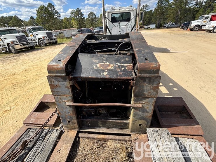 trailking-advantage-series-tri-axle-lowboy-image-18