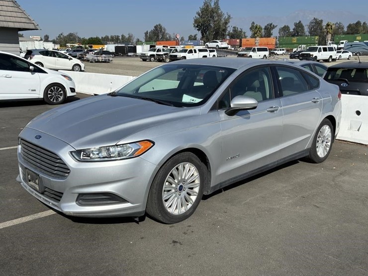 2016-ford-fusion-sedan-image-1