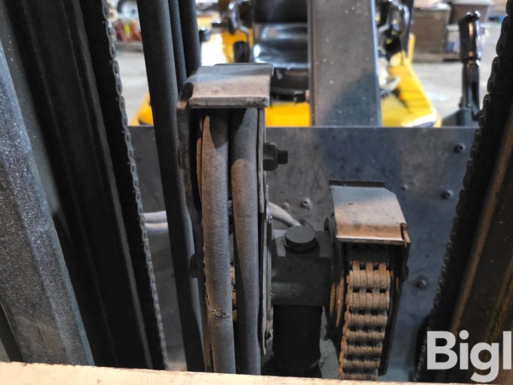 yale-glp060tgnuae087-industrial-forklift-image-14