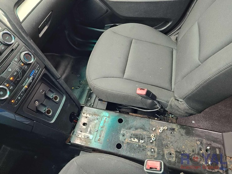 2016-ford-explorer-image-35