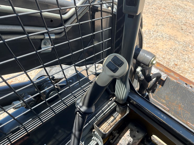 2014-new-holland-l225-image-13