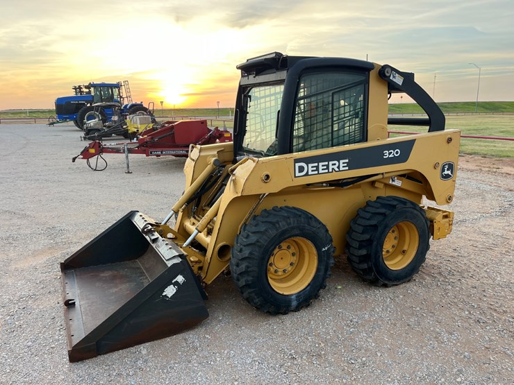 2006-john-deere-320-image-1