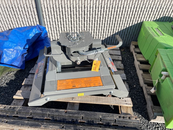 #5683-•-the-patriot-b&w-18,000lb-5th-wheel-hitch-with-universal-brackets-image-1