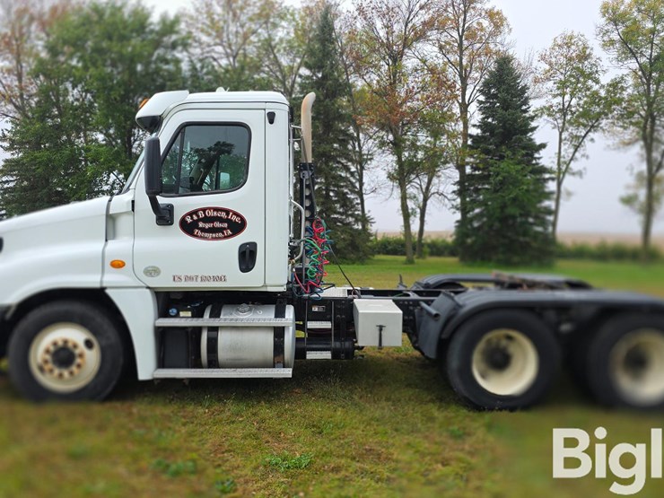 2016-freightliner-cascadia-125-image-8