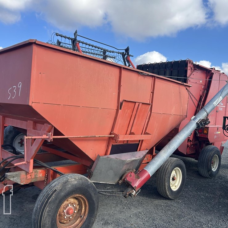 200 BU GRAVITY WAGON W/ AUGER 539