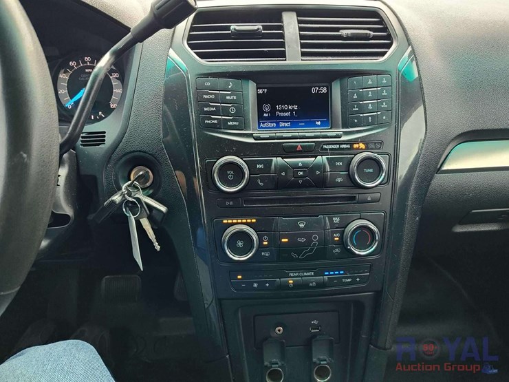 2016-ford-explorer-image-16