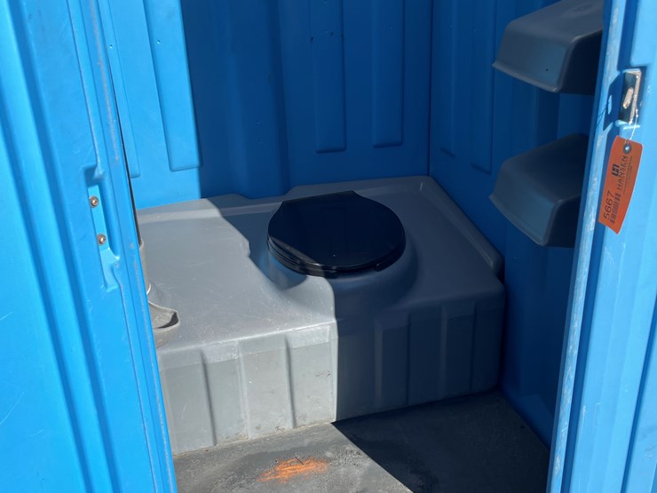 #5667-•-satellite-ind.-inc.-porta-potty-image-2