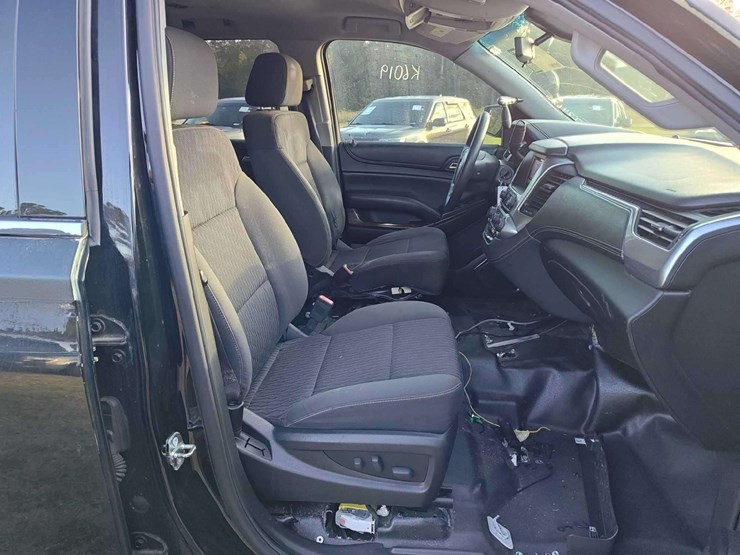 2015-chevrolet-tahoe-image-23