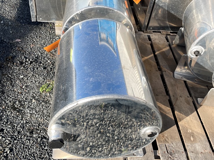 #5685-•-(2)-aluminum-tanks-image-3
