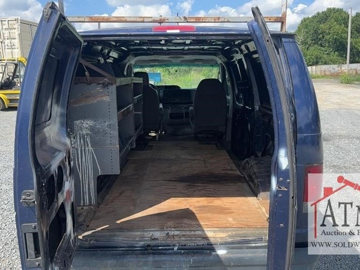 2011-ford-e350-image-11