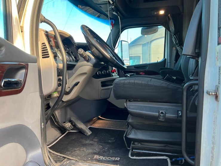 2015-peterbilt-579-image-12