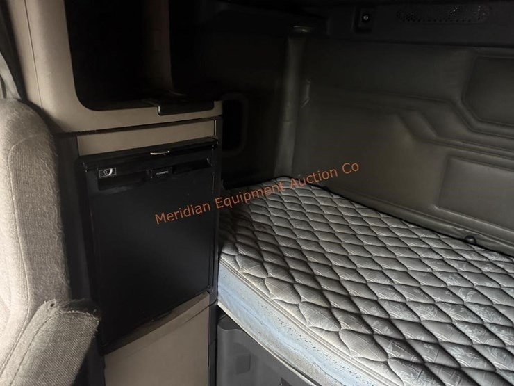 2015-freightliner-cascadia-113-image-38