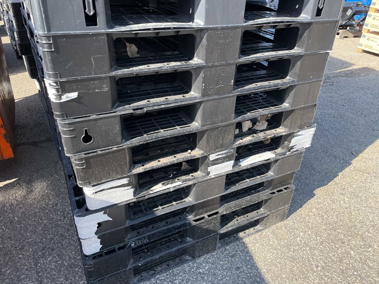 #14017-•-(40)-plastic-pallets-(o11)-image-3