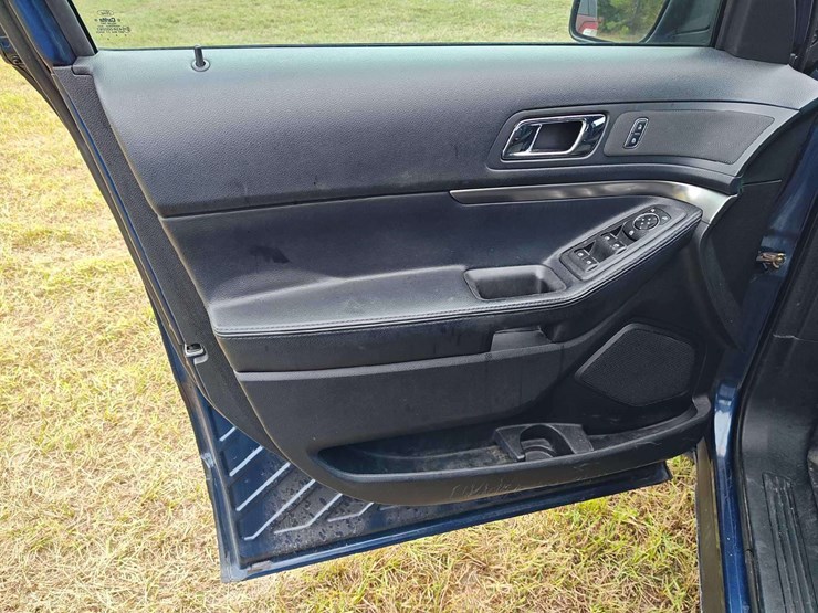 2016-ford-explorer-image-31