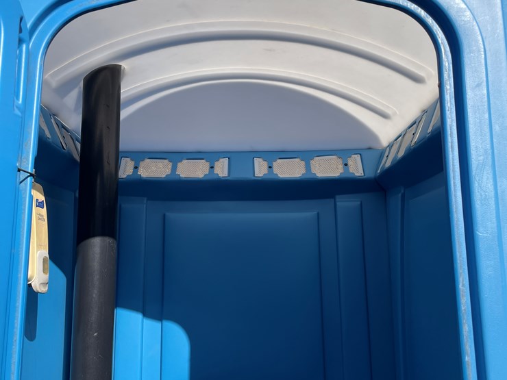 #5666-•-satellite-ind.-inc.-porta-potty-image-3