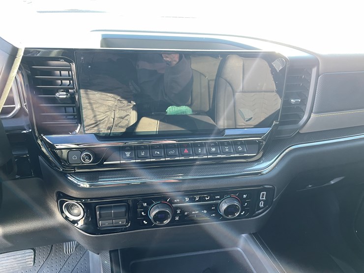 2025-chevrolet-silverado-image-63