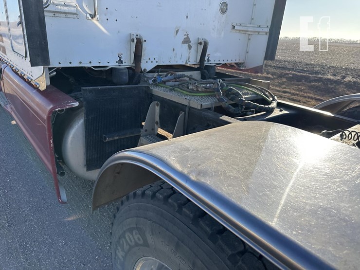 2014-peterbilt-386-image-15