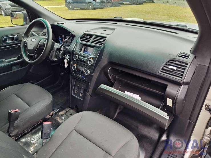 2016-ford-explorer-image-40