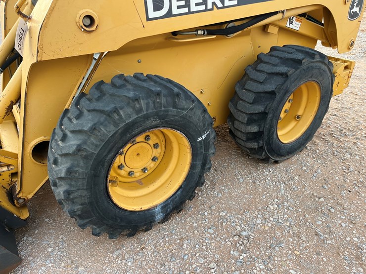 2006-john-deere-320-image-2