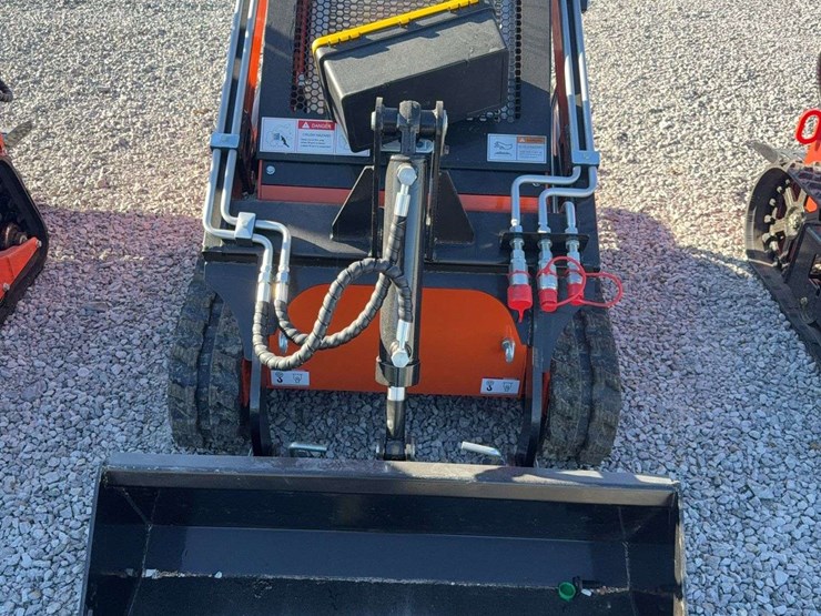 future-ft36c-skid-steer-loader---electric-start,-open-station,-40"-bucket-image-5