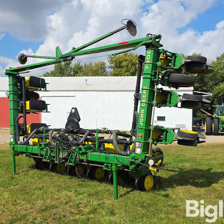 JOHN DEERE 7300