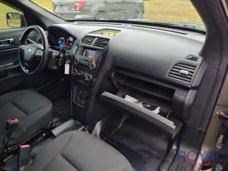 2016-ford-explorer-image-24