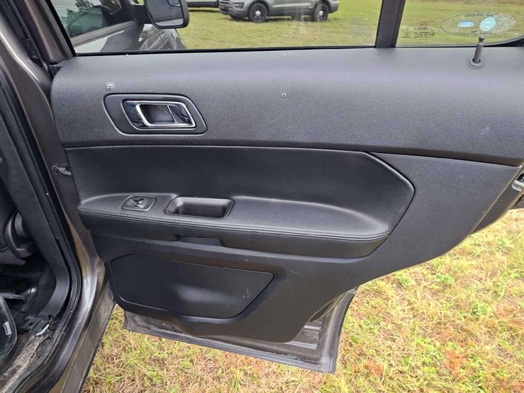 2017-ford-explorer-image-12