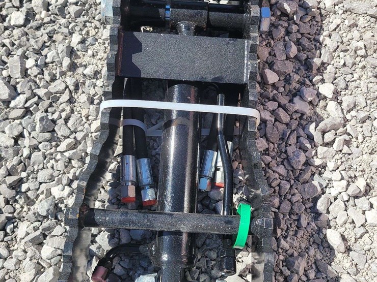 mini-excavator-hydraulic-thumb-clip.-image-2