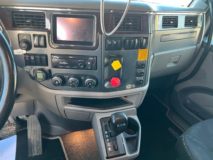 2015-peterbilt-579-image-16