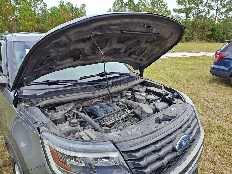 2016-ford-explorer-image-15