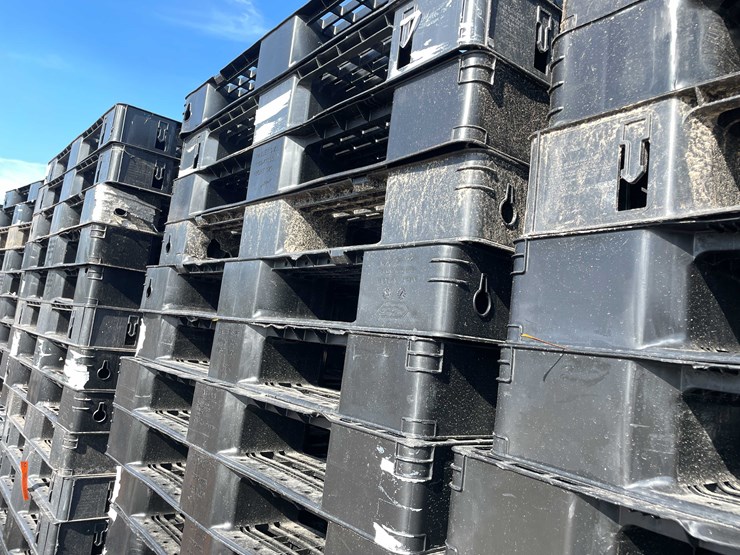 #14017-•-(40)-plastic-pallets-(o11)-image-4