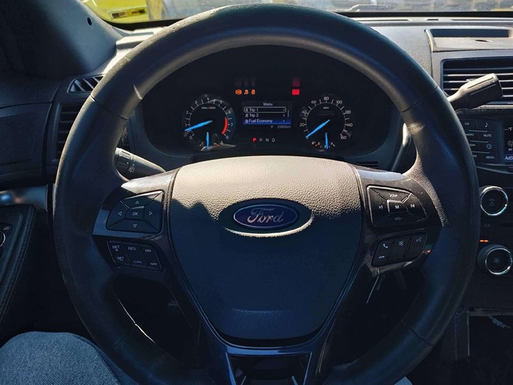 2016-ford-explorer-image-15