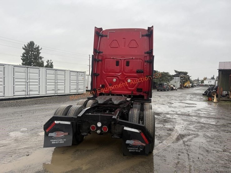 2015-freightliner-cascadia-113-image-9