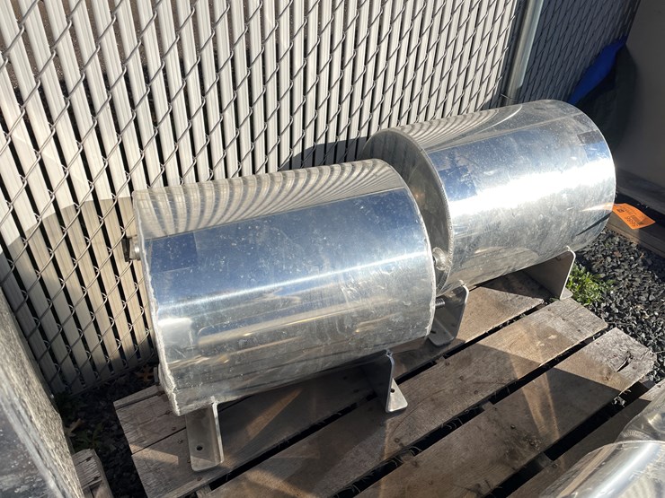 #5686-•-(2)-aluminum-tanks-image-2