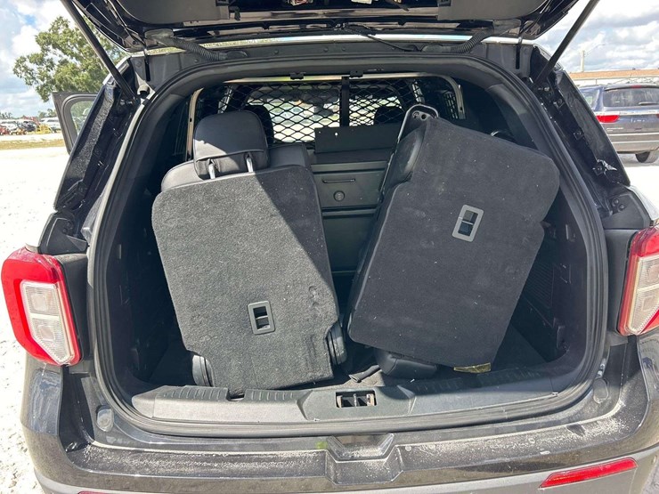 2020-ford-explorer-image-24