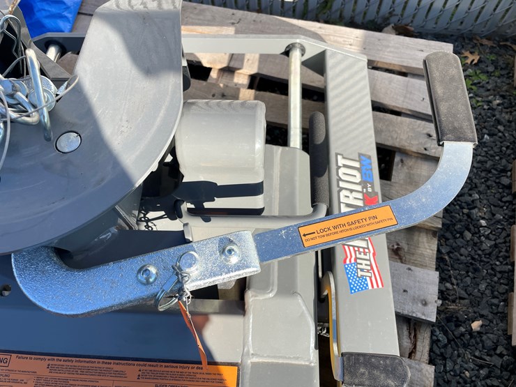 #5683-•-the-patriot-b&w-18,000lb-5th-wheel-hitch-with-universal-brackets-image-7