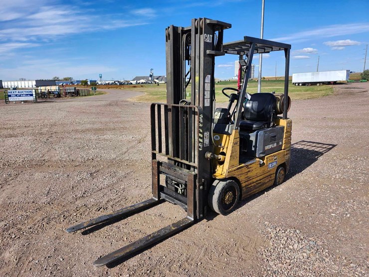 caterpillar-30-warehouse-forklift-image-1