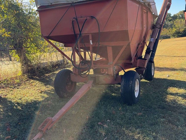 250-bushel-gravity-wagon-with-hyd.-j&m-seed-auger,-double-compartment,-double-door-image-1