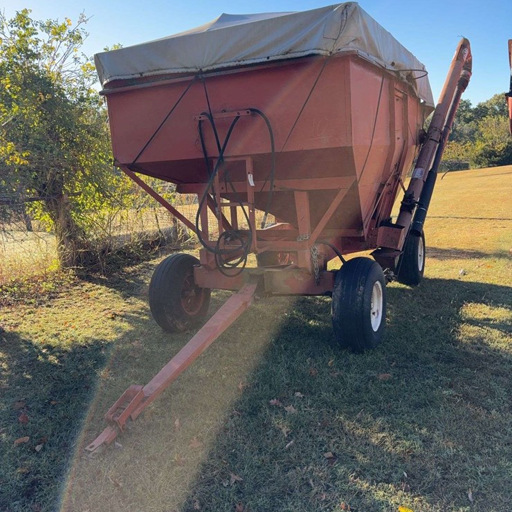 250 Bushel Gravity Wagon with Hyd. J&M Seed Auger, Double compartment, double door