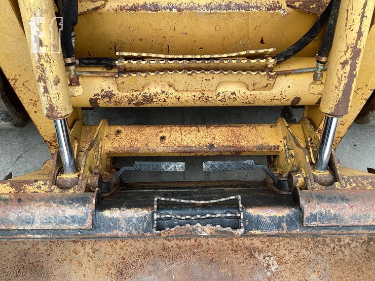 2005-deere-ct322-image-10