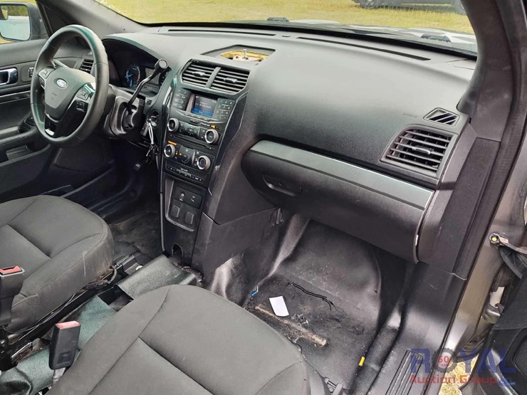 2016-ford-explorer-image-31