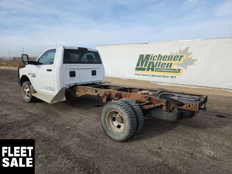 2017-ram-3500-4x4-s/a-cab-&-chassis-image-3