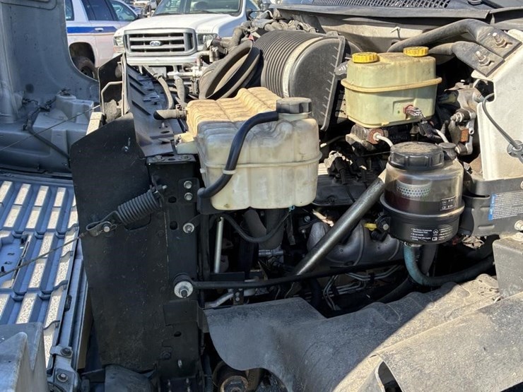 2005-chevrolet-c4500-stakebed-truck-image-10