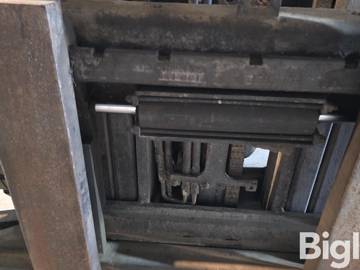 yale-glp060tgnuae087-industrial-forklift-image-16