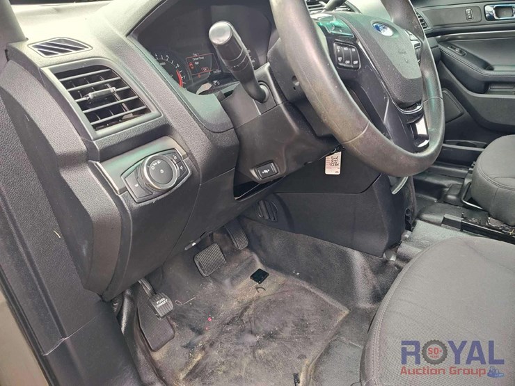 2016-ford-explorer-image-32