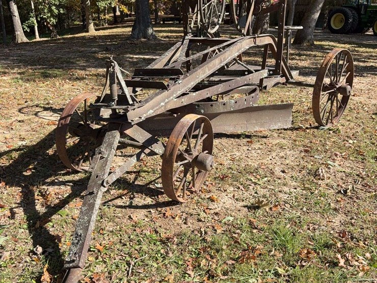 pull-type-road-grader,-steel-wheels-image-1