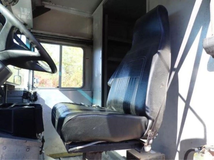 2015-freightliner-mt55-image-11