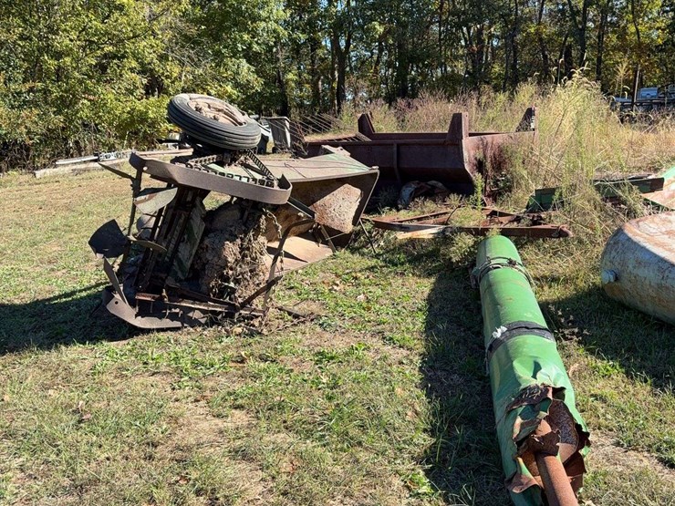 scrap-items,-flare-bed,-manure-spreader,-fuel-tank,-and-misc-image-3