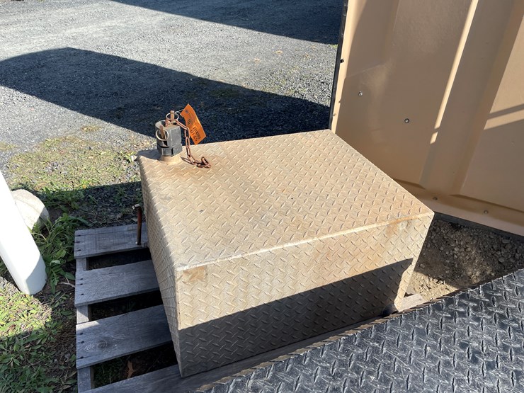 #5710-•-diamond-plate-tank-image-3