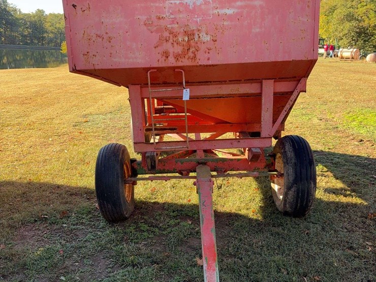 200-bushel-gravity-wagon-on-john-deere-gear-image-2